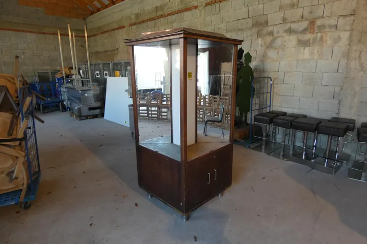 Vitrine Maße in cm ca. 90 x 90 x 205